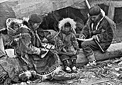 Grönlännesch Famill ëm 1917