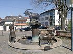 Geißbockbrunnen am Stadtplatz in Deidesheim