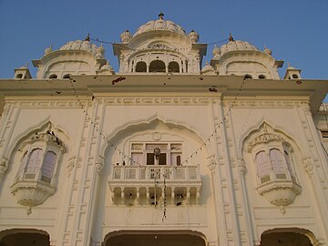 Hyrja për në Harmandir Sahib e parë nga brenda kompleksit