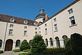 L'hôtel-dieu : vue d'une cour intérieure.