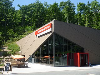 Das Gebäude Museum am Berg mit dem Zugang zur Iberger Tropfsteinhöhle (2010)