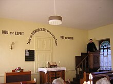 Intérieur actuel du temple et ses anciennes inscriptions lui donnant "l'aspect d'un vrai temple huguenot".