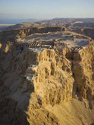 Masada (Ibrani: מצדה) dilihat dari langit, di Gurun Yudea (Ibrani: מִדְבַּר יְהוּדָה‎), dengan Laut Mati dan Yordania dibelakangnya.