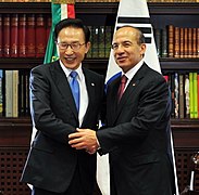 El presidente Felipe Calderón junto con el presidente Lee Myung-bak en la Ciudad de México; julio de 2010.