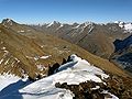 Kreuzspitze (ganz links) vom ca. 2,5 km südwestlich gelegenen Saykogel aus gesehen. Rechts unten die Martin-Busch-Hütte, etwa in Bildmitte der Brizzi-(auch Samoar-)See.