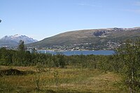 Kvaløya vista de Tromsøya, com a ponte de Sandnessund ao meio.