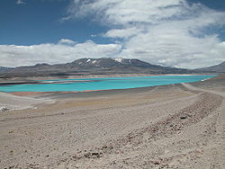 Jezero Laguna Verde, komplex Falso Azufre v pozadí