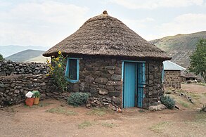 rondavel (a nevéhez hű) kunyhó Lesothoban