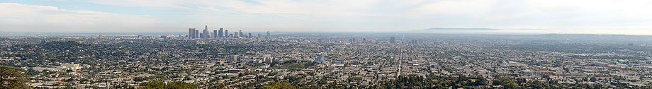 Photographie en couleur, prise depuis l'observatoire de Griffith Park sur les hauteurs de Los Angeles.
