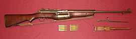 Самозарядная винтовка Джонсона с двумя обоймами .30-06 Springfield и игольчатым штыком