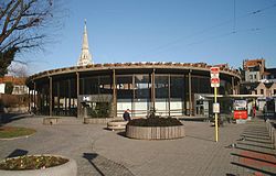 Toegangsgebouw van het metrostation.