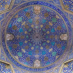 Vista interior de uma das cúpulas da mesquita do Imã Khomeini, Isfahan, Irã. (definição 5 276 × 5 278)
