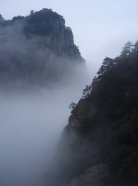 Berkas:Mount Lushan - fog.JPG