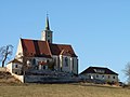 Kostel Nanebevzetí Panny Marie v obci Nezamyslice, napravo bývalá škola