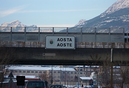 Tweetalig bord op de Pont-Suaz (Charvensod) bij de ingang van de stad