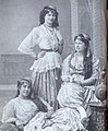 Une algéroise porte la frimla sur la chemise (qmeja, la femme à droite).