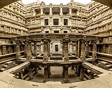 Rani ki Vav è un pozzo a gradini dell'XI secolo, costruito dalla dinastia Chaulukya, situato a Patan . Il pozzo a gradini rimane ben conservato, ma è parzialmente interrato.