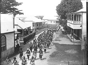 Самоанські воїни, вірні принцу Тану, у супроводі американських моряків та морських піхотинців марширують через Апію під час Другої громадянської війни в Самоа. Березень 1899 року