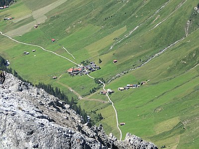 Blick hinunter zum Dörfji Sapün.