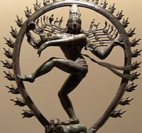 Una statuetta di Śiva nella sua forma di danzatore cosmico.
