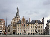 De Sint-Nicolaaskerk (links), Het Parochiehuis (midden), de Cipierage (rechts) en het Postgebouw (uiterst rechts) overdag