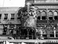 Decorações no prédio de Edwards e Lamb em Queen Street, Brisbane, 1954. Com a Cifra de Isabel II.