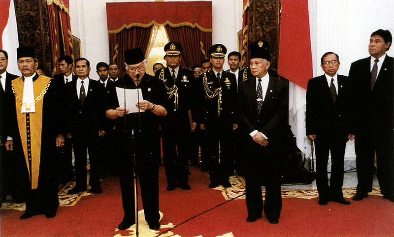 Berkas:Suharto resigns.jpg