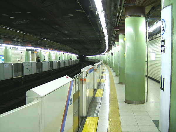 600px-Toei-I13-Hakusan-station-platform.jpg