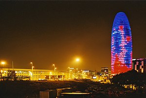 Torre Agbar il·lumnada de nit