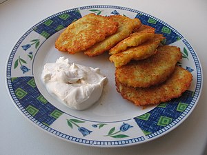 English: Latkes with smetana. Українська: Кате...