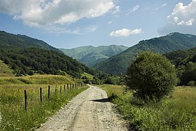 Вид на гору Поп Иван Мармарошский из долины реки Томнатик (Румыния)