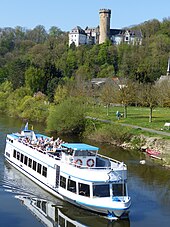 Das Schloss vom Tal der Lahn aus fotografiert