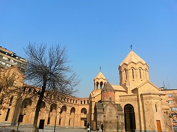 Црква Свете Ане и резиденција католикоса позади