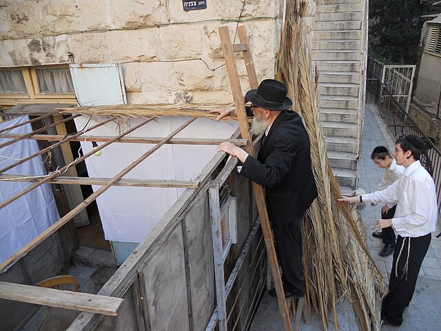 כדי שהסכך יישען על מעמיד הכשר לסיכוך, נוהגים רבים להשעין את הסכך על גבי לייסטים מעץ, כפי המוצג בתמונה זו.