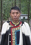 Lelaki Yi dalam pakaian tradisional