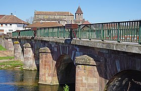 Le pont sur l'Ognon et l'église Saint-Pierre-et-Paul.