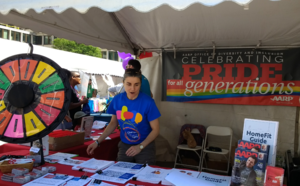 Стенд AARP на фестивале Boston Pride в 2017 году.