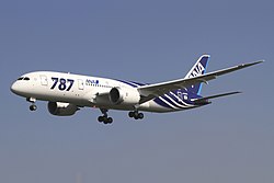 Egy 787–8-as a japán All Nippon Airways színeiben. Az ANA a típus első és legnagyobb üzemeltetője.