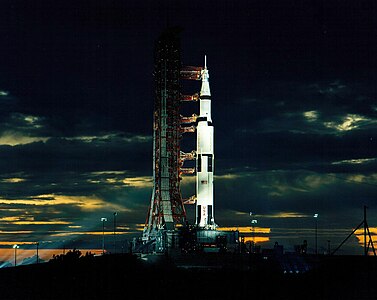 РН «Сатурн-5» «Аполлона-17» после заката за полмесяца до старта, 21 ноября 1972 года