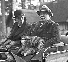 Lord Halifax with Hermann Goring at Schorfheide, Germany, 20 November 1937. Bundesarchiv Bild 102-17986, Schorfheide, Lord Edward Frederik Halifax, Hermann Goring crop.jpg