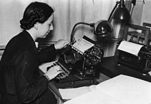 German woman secretary, in 1938 Bundesarchiv Bild 183-H02370, Sekretarin an Schreibmaschine.jpg