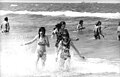 1975: Mädchen beim Baden in der Ostsee