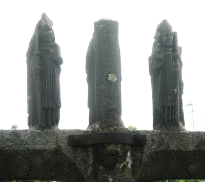 Détail des statues côté Ouest : deux évêques.