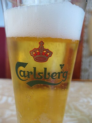 English: Detail of a Carlsberg glass. Galego: ...