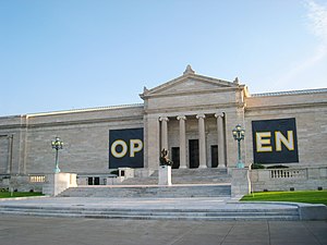 Cleveland  Museum on Fa  Ana De L Edifici Antic  En L Escalinata Del Qual Se Situa Un