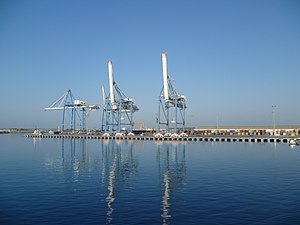 Deutsch: Verladekräne im Hafen von Limassol au...