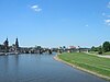 Blick von der Carolabrücke in Dresden elbabwärts zur Augustusbrücke, rechts die Neustädter Elbwiesen