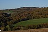 Pfaffenkopf von Süden gesehen, über den Dächern von Reichenbach (links); im Vordergrund rechts steigt der Berg Burg an, auf dem sich der Ringwall Waldems befindet.