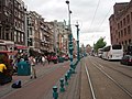 Bij de herinrichting verwijderd straatmeubilair op het Damrak (2010)