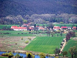 Dolní Černošice, pohled z Hladké skály podél toku Berounky